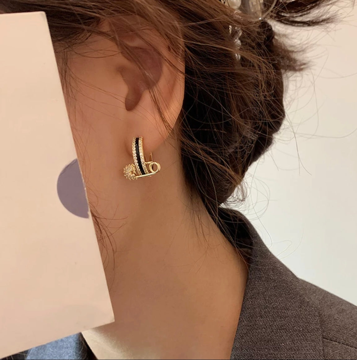 SHOUETTE PIN GOLD EARRINGS