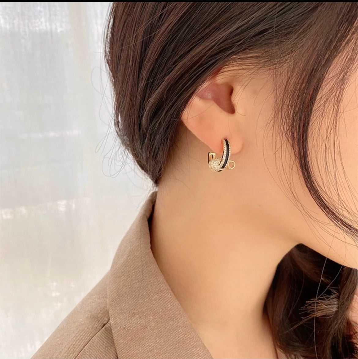 SHOUETTE PIN GOLD EARRINGS